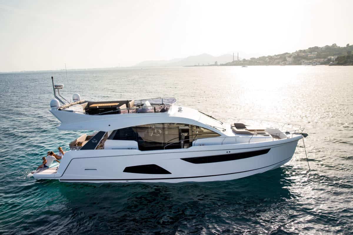 Sealine F530: The Yacht as a Lounge